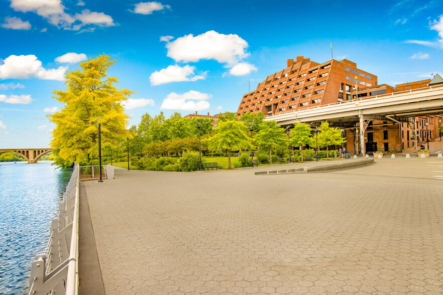 1000-1010 Wisconsin Ave NW, Washington, DC for rent - Building Photo - Image 2 of 14