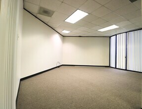 6100 Corporate Dr, Houston, TX to rent Building Photo- Image 2 of 4