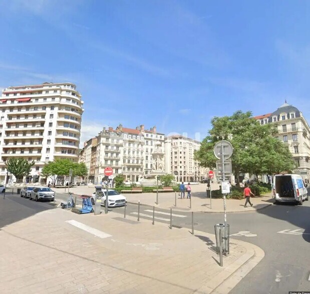 Retail in Lyon to rent - Building Photo - Image 3 of 5