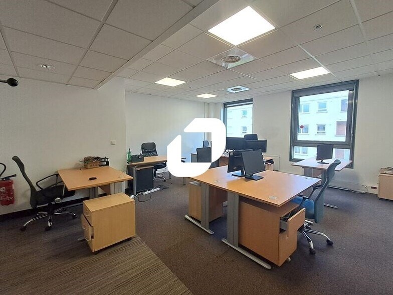 Office in Rueil-Malmaison to rent - Interior Photo - Image 3 of 9