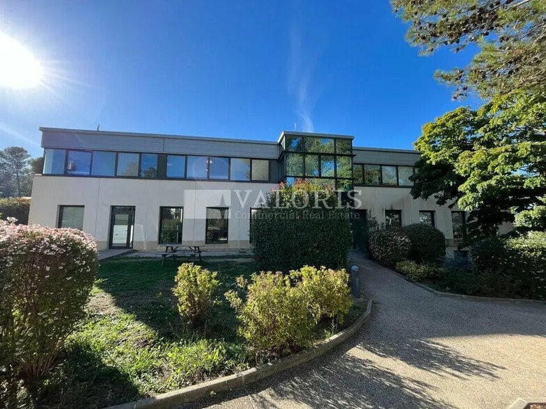 Office in Aix-en-Provence to rent - Building Photo - Image 2 of 11