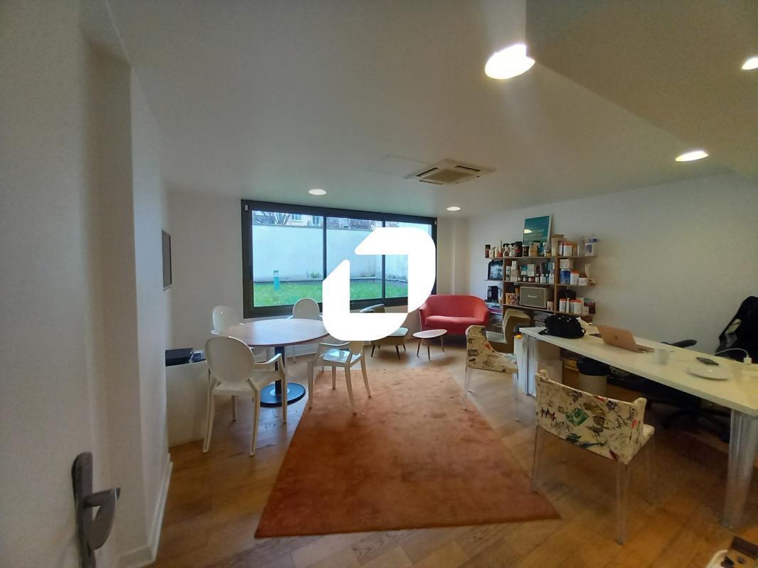 Office in Montrouge for sale Interior Photo- Image 1 of 11