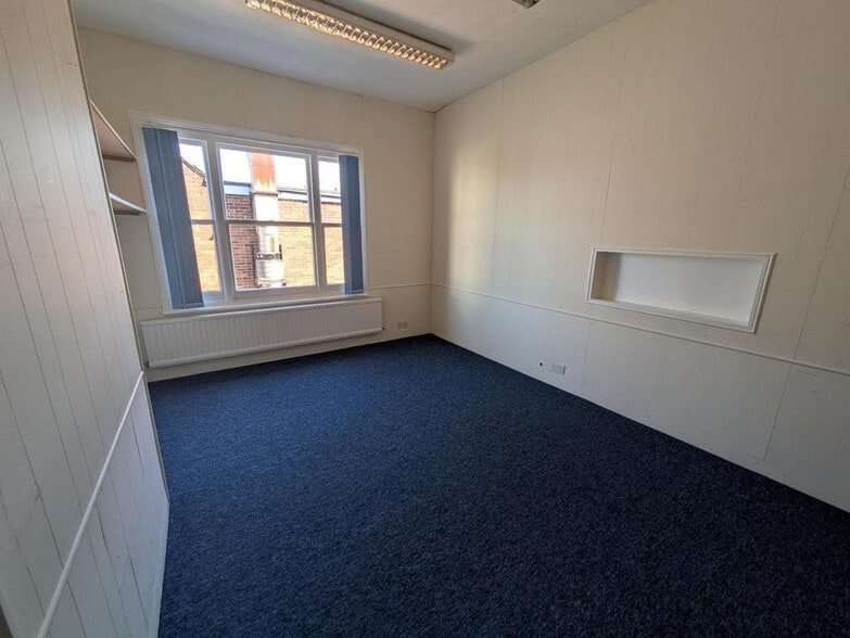 52 High St, Woking to rent - Building Photo - Image 3 of 8