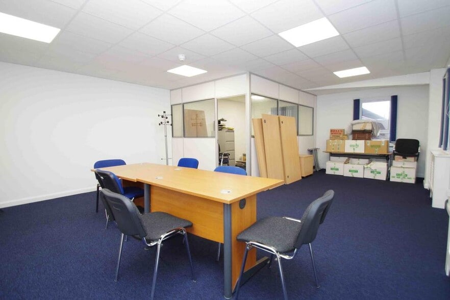 Lester Way, Wallingford to rent - Building Photo - Image 3 of 7