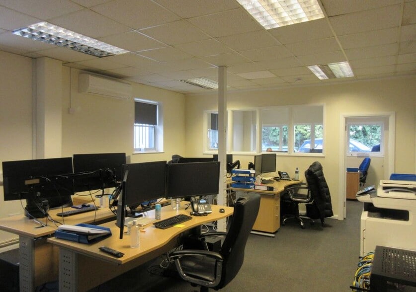 1A Devils Ln, Egham to rent - Interior Photo - Image 3 of 10