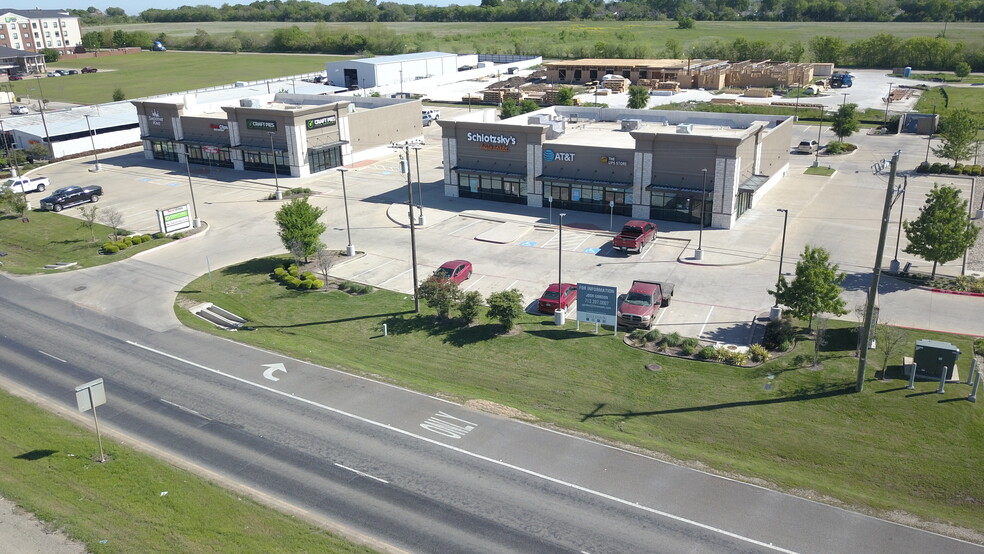 402 N Interstate Highway 45, Ennis, TX for rent - Building Photo - Image 2 of 8