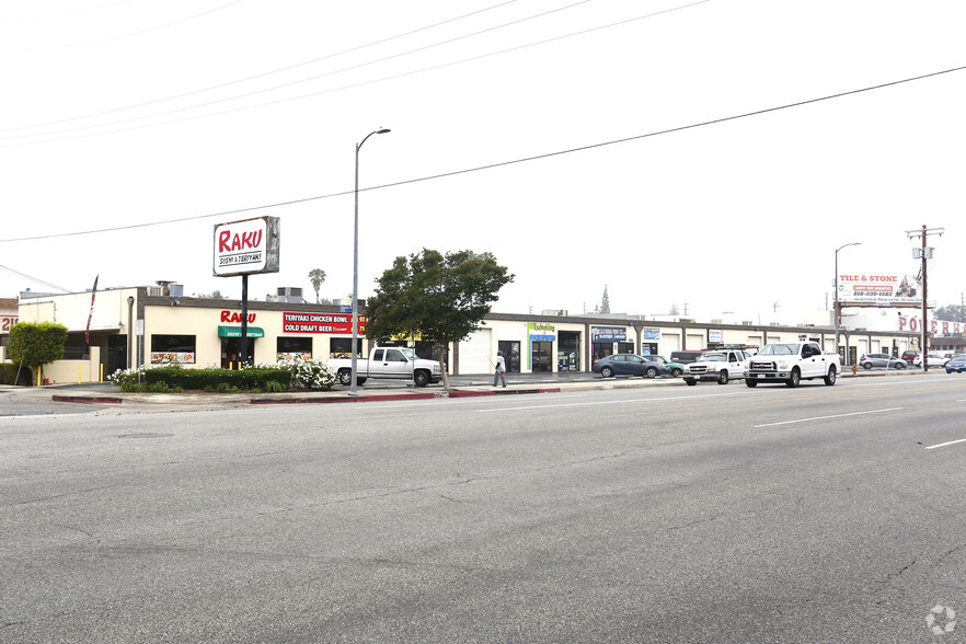 8945-9015 De Soto Ave, Canoga Park, CA for rent - Primary Photo - Image 1 of 5