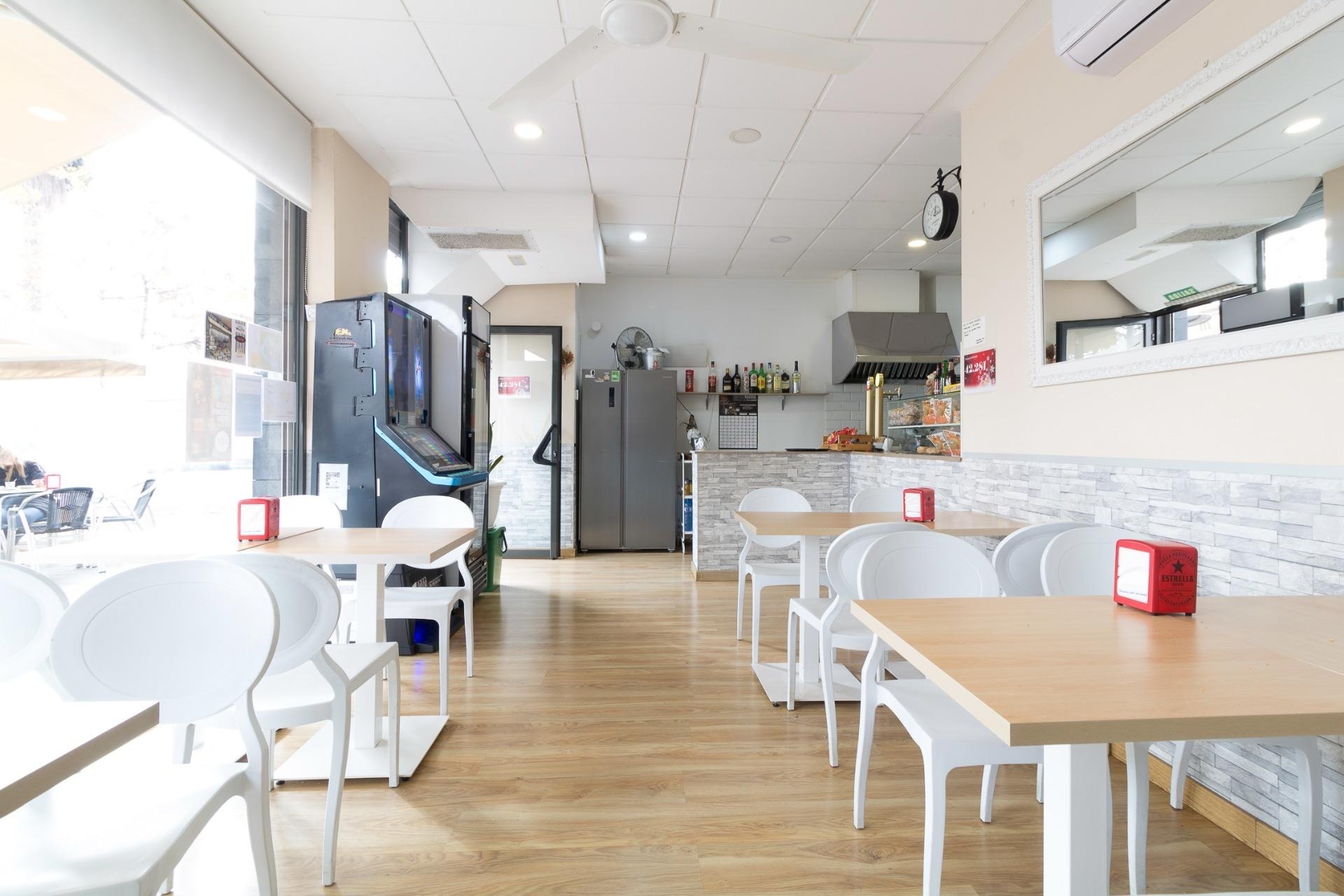 Retail in Viladecans, Barcelona to rent Primary Photo- Image 1 of 2