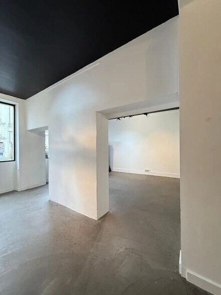 Retail in Boulogne-Billancourt to rent - Interior Photo - Image 2 of 3