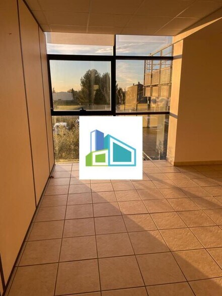 Office in Ollioules to rent - Interior Photo - Image 2 of 6