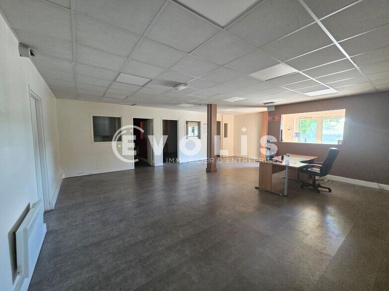 Light Industrial in Morangis to rent - Interior Photo - Image 2 of 15