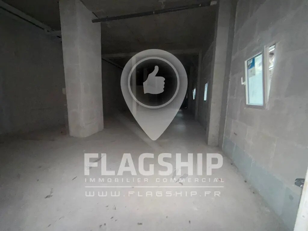 Retail in Montreuil to rent Interior Photo- Image 1 of 7