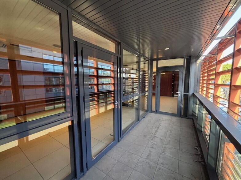 1 Rond-Point De Flotis, Saint-Jean to rent - Lobby - Image 3 of 35