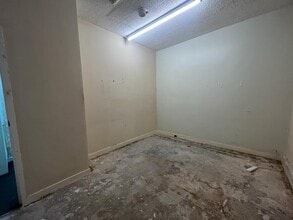 43 Market St, Hyde to rent Interior Photo- Image 1 of 3