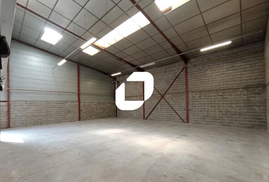 Light Industrial in Chassieu to rent - Interior Photo - Image 2 of 10