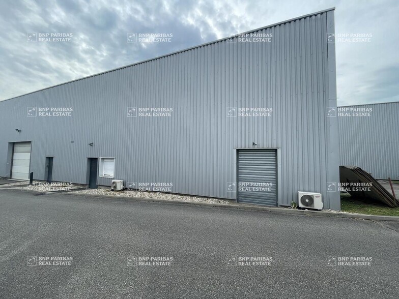 Light Industrial in Brignais to rent - Building Photo - Image 2 of 9