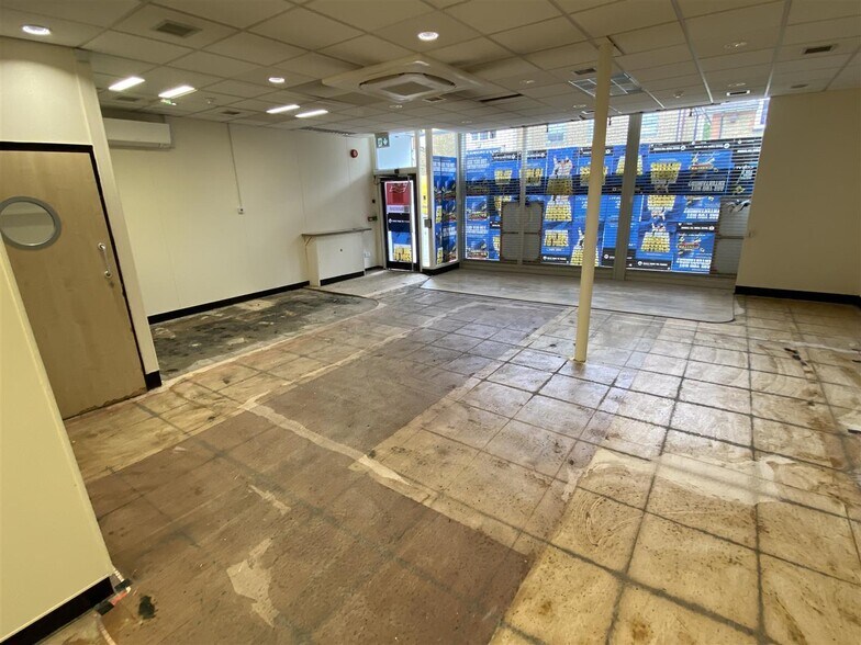 50-50A Queens Rd, Buckhurst Hill to rent - Building Photo - Image 2 of 7