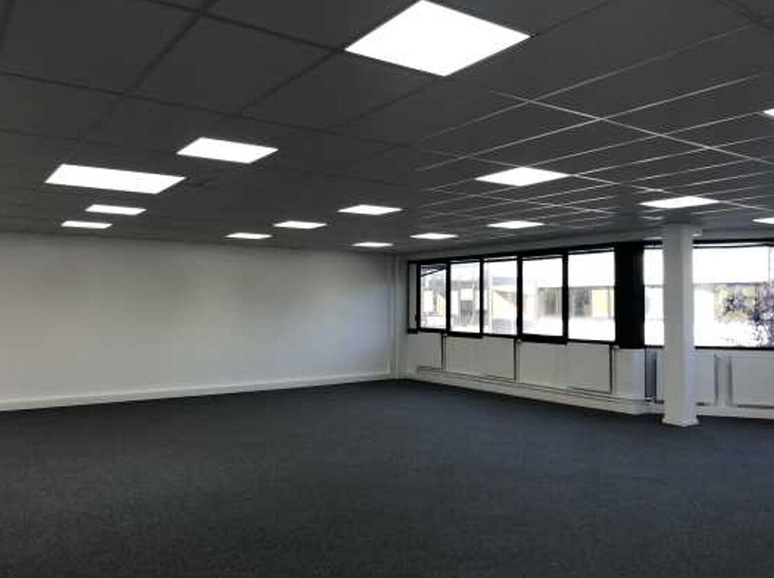 Light Industrial in Nanterre to rent Interior Photo- Image 1 of 3