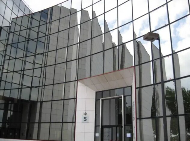 5 Place Copernic, Évry to rent - Primary Photo - Image 1 of 1