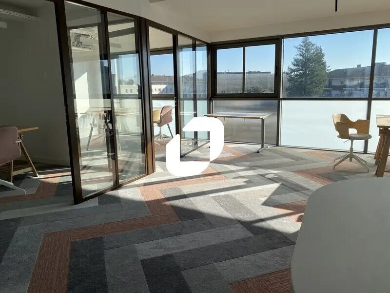 Office in Talence to rent Building Photo- Image 1 of 16