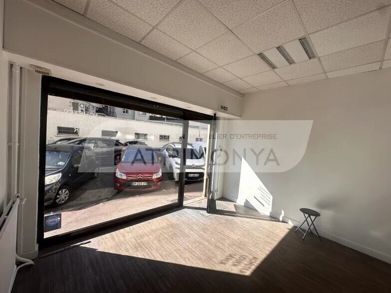 Retail in Marseille 10Eme to rent - Interior Photo - Image 3 of 6