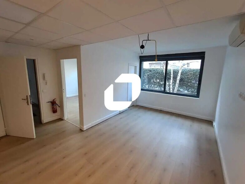 Office in La Garenne-Colombes to rent - Building Photo - Image 1 of 9