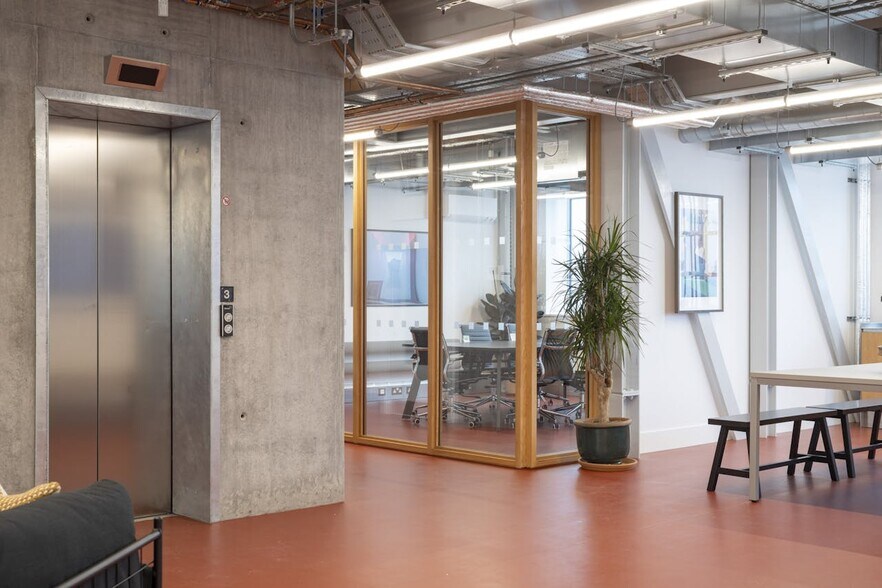 Hollybush Gdns, London to rent - Interior Photo - Image 2 of 16