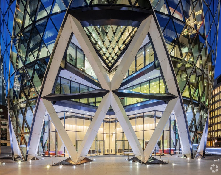 30 St Mary Axe, London to rent - Lobby - Image 3 of 14