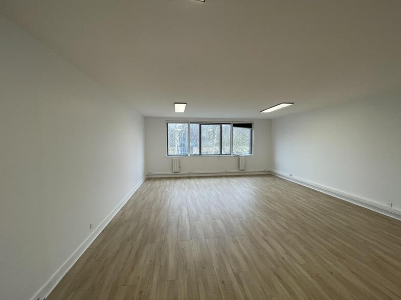Rue Albert Einstein, Champs-sur-Marne to rent - Building Photo - Image 2 of 5