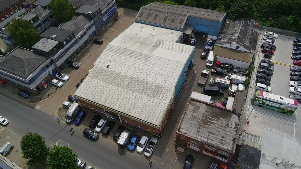 30 Commerce Rd, Brentford to rent - Building Photo - Image 3 of 15