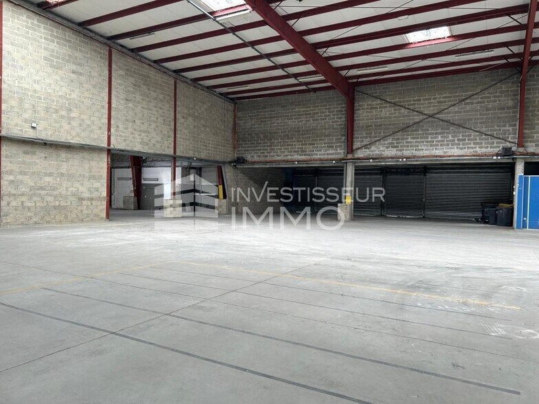 Industrial in Sucy En Brie to rent - Building Photo - Image 3 of 6
