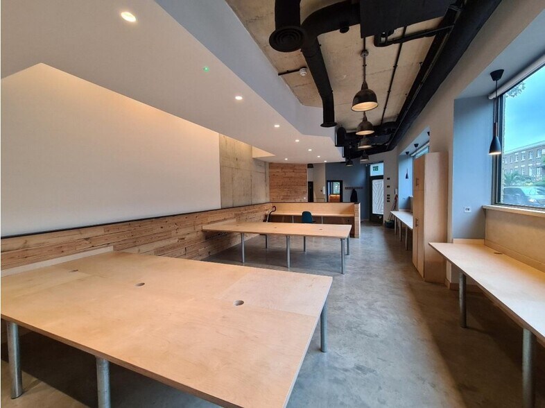 Camberwell New Rd, London to rent - Interior Photo - Image 2 of 7