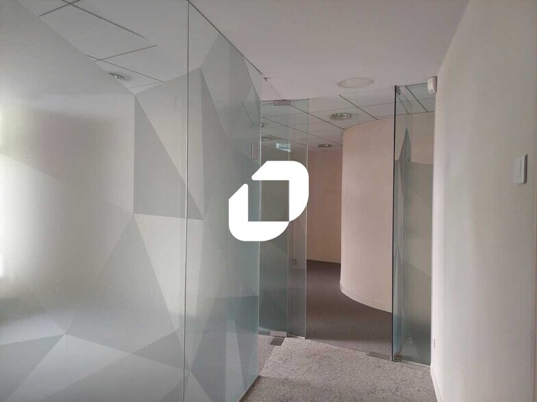 Office in Montigny-le-Bretonneux to rent - Interior Photo - Image 3 of 7