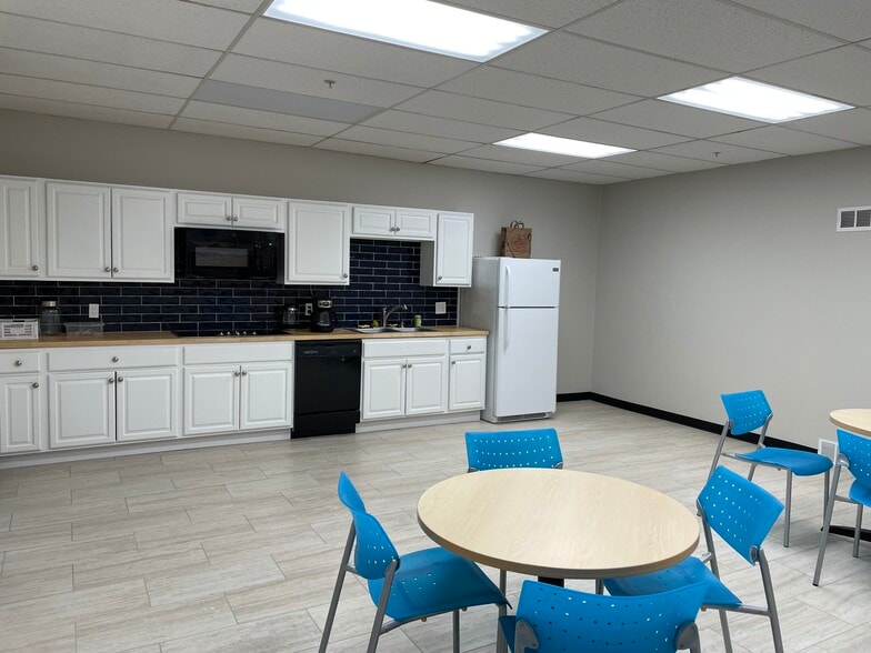 1 Park St, Broomfield, CO to rent - Interior Photo - Image 3 of 9