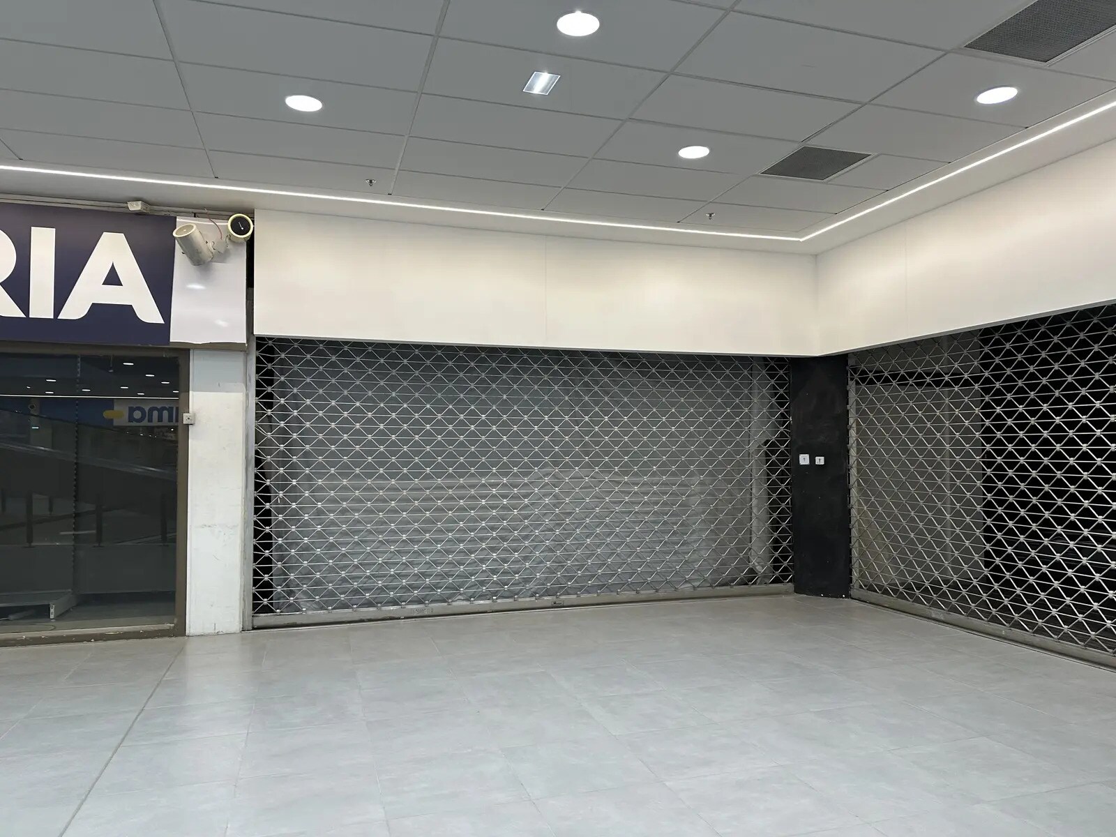 Retail in Vélizy-Villacoublay to rent Interior Photo- Image 1 of 6