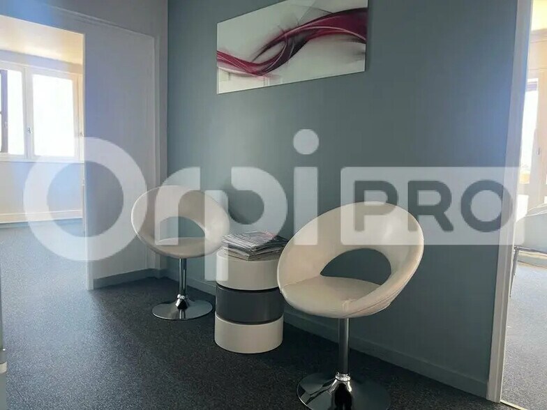 Office in Rillieux-la-Pape to rent - Interior Photo - Image 3 of 9