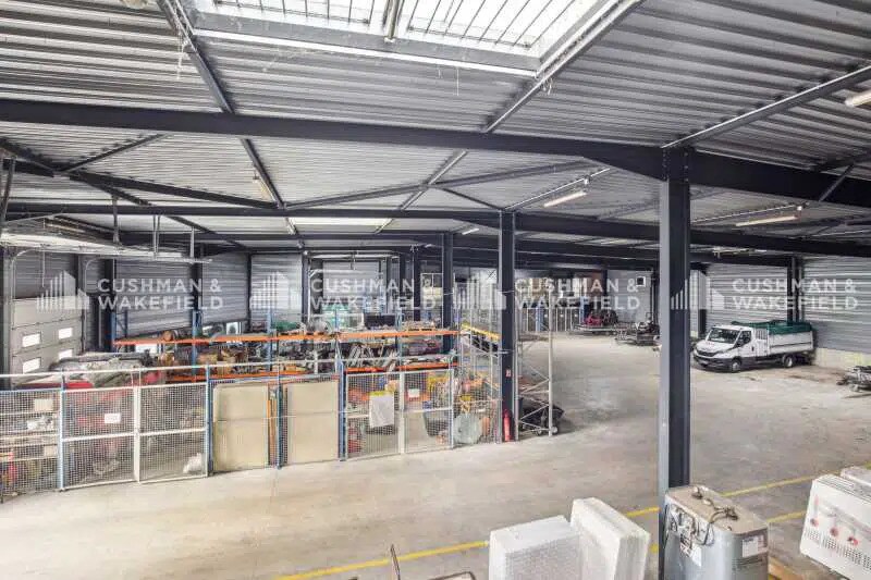 2 Avenue Des 3 Peuples, Montigny-le-Bretonneux to rent Building Photo- Image 1 of 5