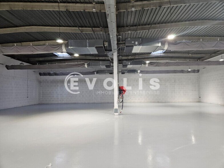 Light Industrial in Massy to rent - Interior Photo - Image 3 of 23