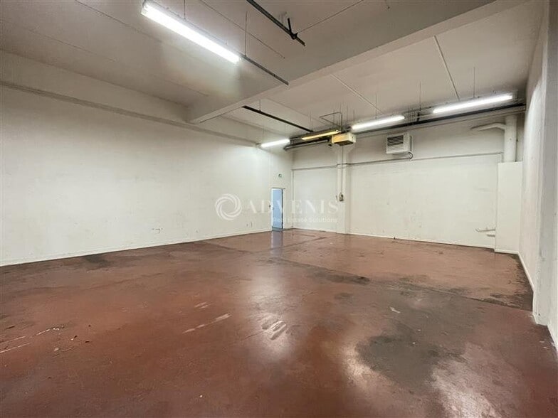 Light Industrial in Villepinte to rent - Interior Photo - Image 3 of 12
