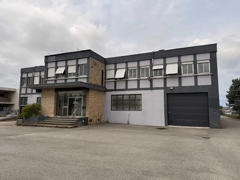 Office in Décines-Charpieu for sale Building Photo- Image 1 of 17