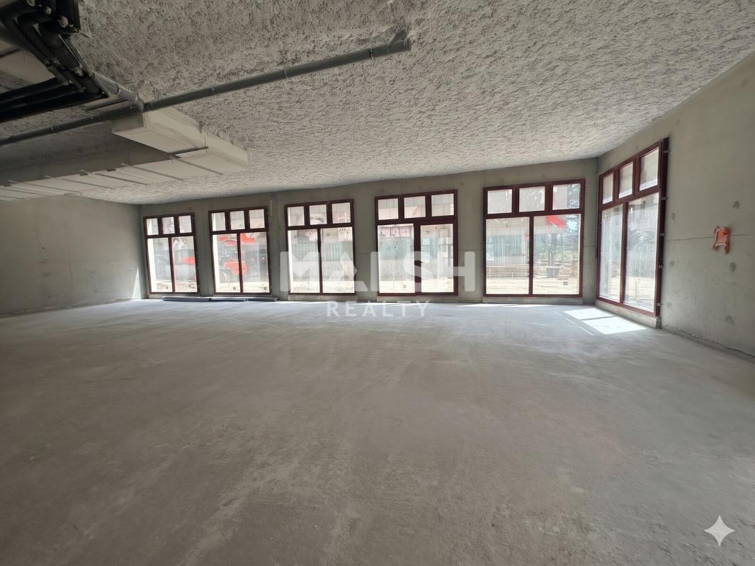 Retail in Villeurbanne to rent Interior Photo- Image 1 of 5