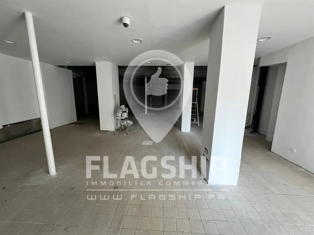 Location Commerce 280 m² - Photo 1