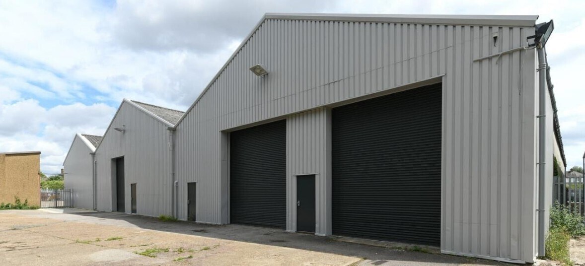 Oldfield Rd, Hampton to rent Building Photo- Image 1 of 3