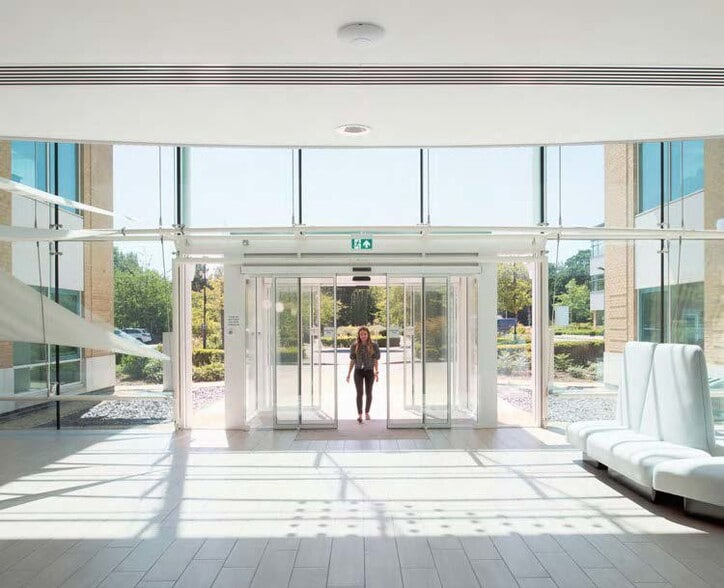 Office in Fareham to rent - Lobby - Image 2 of 4