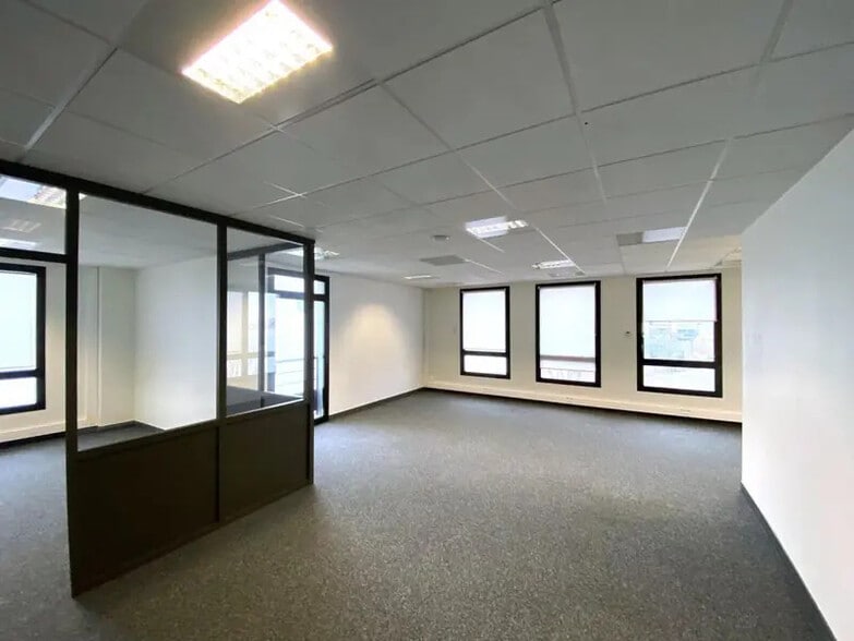 Office in Saint-Priest to rent - Interior Photo - Image 3 of 15
