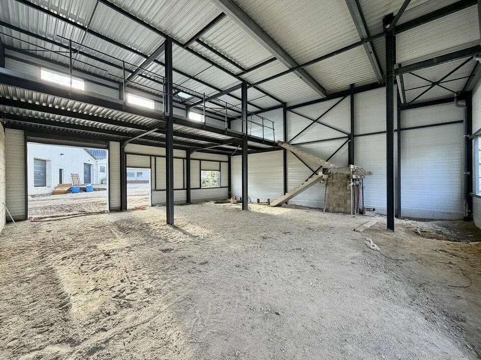 Location Local d'activités 260 m² - Photo 1