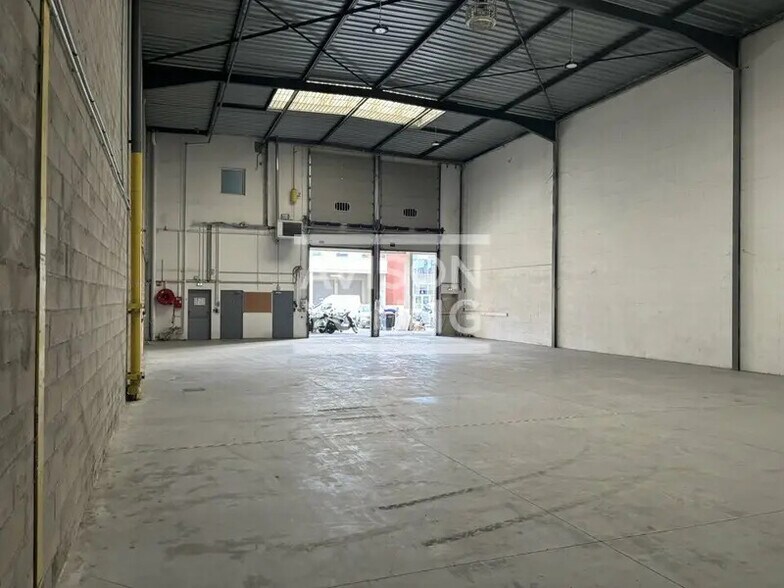 Light Industrial in Saint-Ouen-sur-Seine to rent - Building Photo - Image 2 of 3
