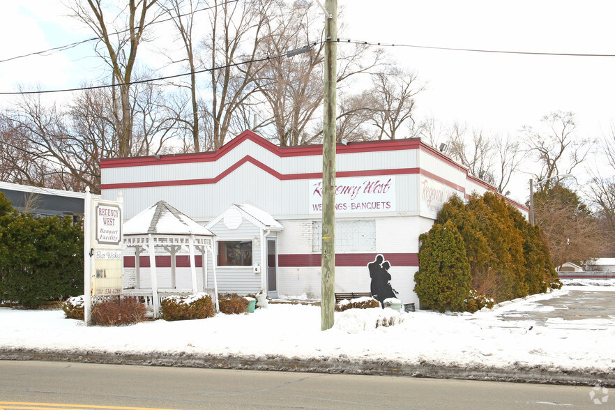 25245 W 7 Mile Rd, Redford, MI for sale - Building Photo - Image 1 of 16