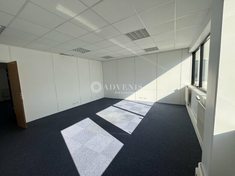 Office in Noisy Le Sec to rent - Interior Photo - Image 3 of 5