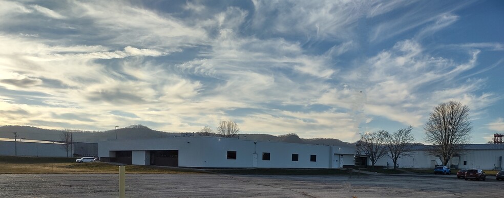 82000 SF Warehouse Distribution Manufacturing, Winona, MN for rent - Building Photo - Image 1 of 9